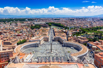 Naklejka premium Rzym, Włochy. Sławny Świątobliwy Peter `s kwadrat w Watykan i widok z lotu ptaka miasto.