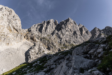 Steiles Gebirge in den Alpen unter blauem Himmel
