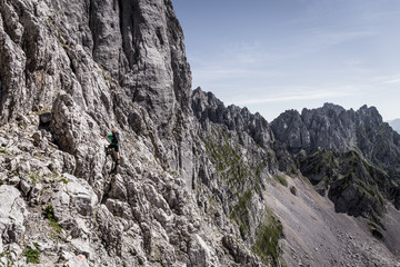 Wanderer beim Klettern im Gebirge Wilder Kaiser