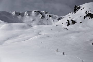 Mehrere Sportler im Winter bei einer Skitour