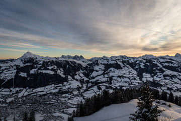 Skiort Kitzbühel im Winter beim Sonnenaufgang