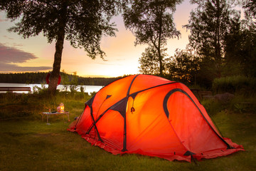 orange leuchtendes Zelt bei Abendstimmung