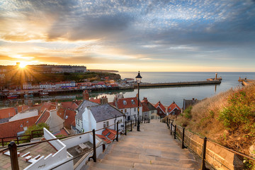 Fototapeta premium Zachód słońca nad Whitby w Yorkshire