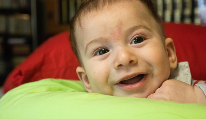 Ritratto viso di neonato che osserva stupito e felice