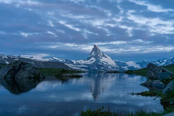 Papier Peint photo Cervin Photo de l& 39 heure bleue de la pyramide du Cervin (Mont Cervin, Mont Cervin) et du lac Stellisee. Vue tôt le matin sur un paysage de montagne majestueux. Alpes valaisannes, Zermatt, Suisse, Europe.