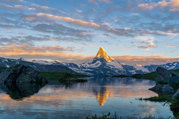 Foto auf Acrylglas Matterhorn Morgenaufnahme der Pyramide des goldenen Matterhorns (Monte Cervino, Mont Cervin) und des blauen Stellisee-Sees. Sonnenaufgangsansicht der majestätischen Berglandschaft. Walliser Alpen, Zermatt, Schweiz, Europa.