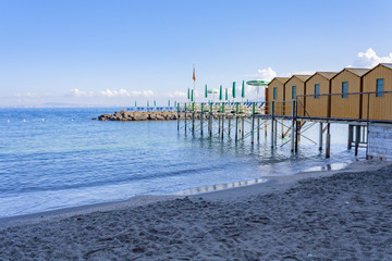 Włoska plaża w Sorrento wybrzeże Amalfi domki na plaży - obrazy, fototapety, plakaty