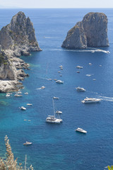 Widok na Faraglioni skały miłości na Capri 