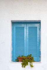 Fototapeta na wymiar Greckie niebieskie okiennice na Krecie