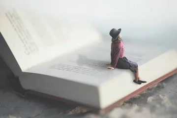 surrealer Moment einer Frau, die entspannt auf einem riesigen Buch sitzt © Cristina Conti