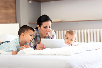 Obraz premium Development of trust between a mother and her children