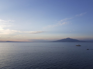 Widok na wulkan Wezuwiusz z wybrzeża Sorrento