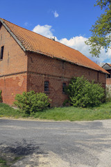 Stary zaniedbany poniemiecki budynek z czerwonej cegły do renowacji