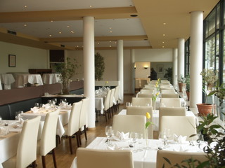 Restaurant mit Inneneinrichtung