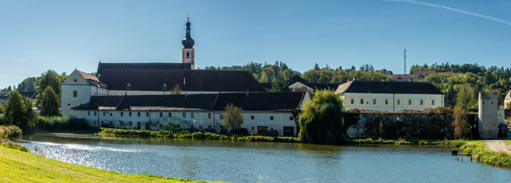 Blick auf Stift Geras mit Fischteich