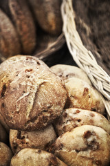 Fig and bacon breads on wicker baskets