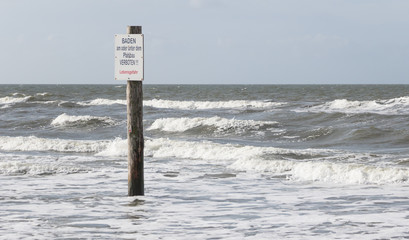 Verbotsschild am Strand