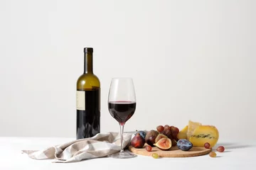 Keuken foto achterwand wijn, kaas en fruit © Anna Khomulo