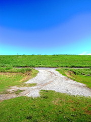秋の河川敷の砂利道と土手風景