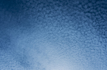 Cielo blu con nuvole piccole e regolari