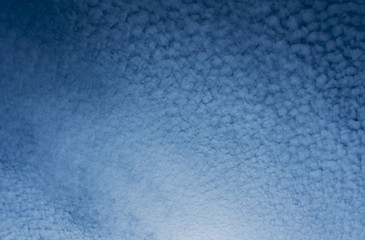 Cielo blu con nuvole piccole e regolari