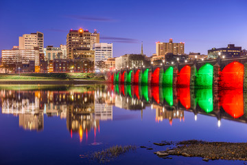 Fototapeta premium Harrisburg, Pennsylvania, USA skyline on the Susquehanna River at night.