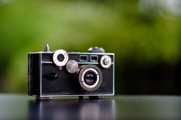 Classic camera Put on the table does not look expensive. Photography Ideas and Old Camera Care