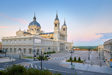 Naklejka premium Katedra Almudena w Madrycie