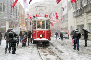 Naklejka premium taksim istiklal street istanbul tram red snowy