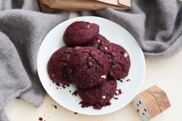 chocolate chip red velvet cookie