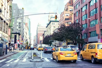 Gordijnen Verkeer op de avenue van Manhattan (Dames Mile Historic District) overdag, New York City, Verenigde Staten. Getinte afbeelding. © Antonel