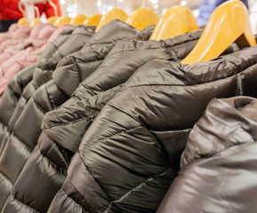 Wintermode Daunenjacken auf einem Kleiderständer