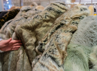 Kunstpelz Jacke zur Wintersaison auf einem Kleiderständer