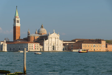 Fototapeta premium Gondola passing by multicolored buildings