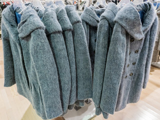 Mohair Jacke auf einem Kleiderständer zur Wintersaison