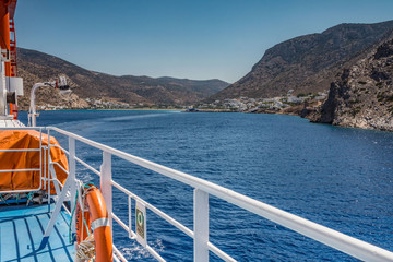 Naklejka premium Vista della baia di Kamares dal traghetto, isola di Sifnos GR