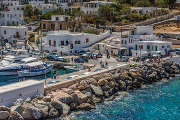 Vista del porto nel villaggio di Kamares, isola di Sifnos GR