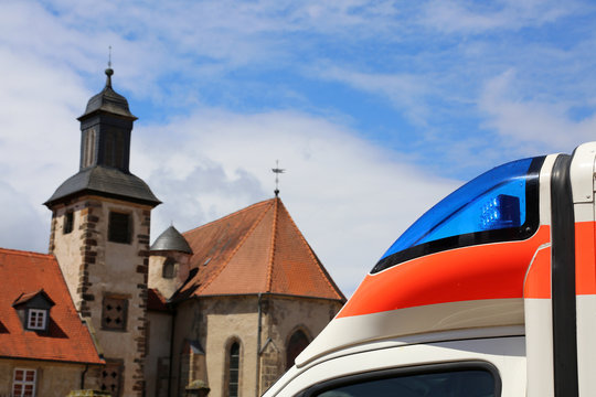 Rettungswagen vor Dorfkirche