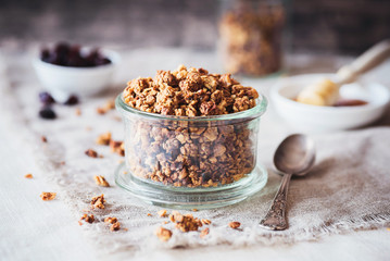Granola mit Haferflocken, Nüssen und Kernen in Glasschale