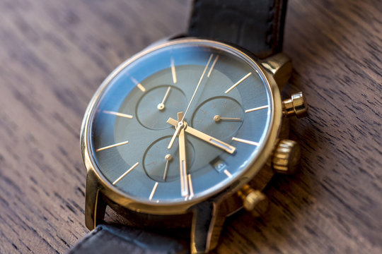 Montre chronographe de luxe dorée 