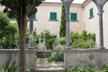 Atrium mit Bäumen und Skulpturen in Spanien