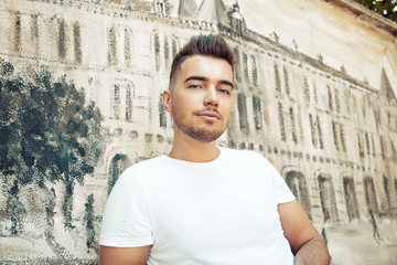 Obraz premium Man portrait look at camera in a white T-shirt