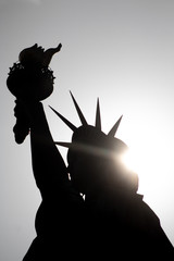 Statue de la liberté noir avec le soleil