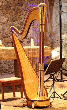 Harfe in einer Kirche
