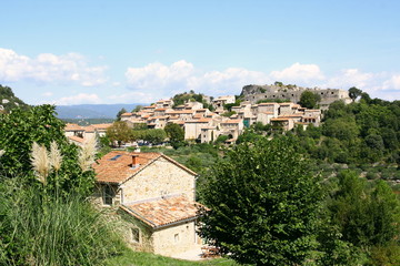 Fototapeta na wymiar Banne, village en Ardèche
