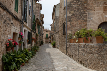 Fototapeta na wymiar Enge Gasse in Altstadt von Valldemossa Mallorca