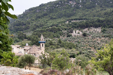 Fototapeta na wymiar Valldemossa Altstadt am Berg auf Mallorca