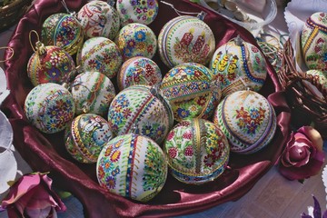 wielkanocne jaja, wystawione na sprzedaż bombki choinkowe w kształcie jaj wielkanocnych i zdobione jak pisanki