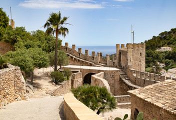 Burg Castell de Capdepera am Meer