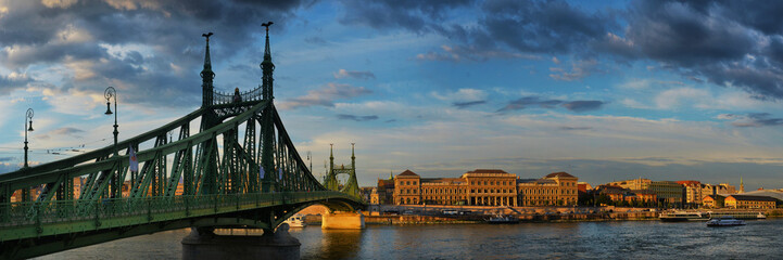 Obraz premium Budapest Hungary Sunset Panorama of Budapest Hungary with the Chain Bridge